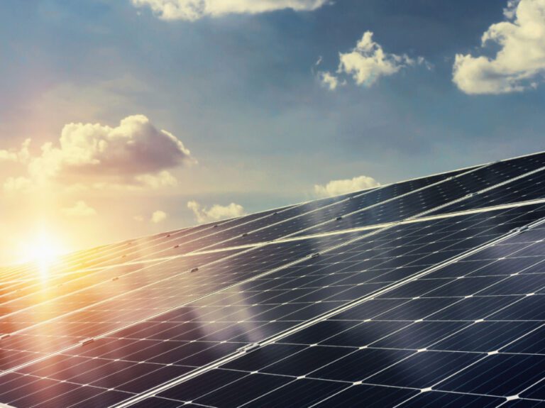 71 milionů do fotovoltaiky. Ministr Brabec schválil první projekty z Modernizačního fondu