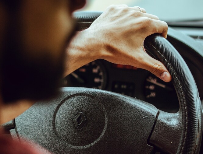 Průměrné emise oxidu uhličitého u nových aut v ČR loni klesly jen o jeden gram na 137 g/km